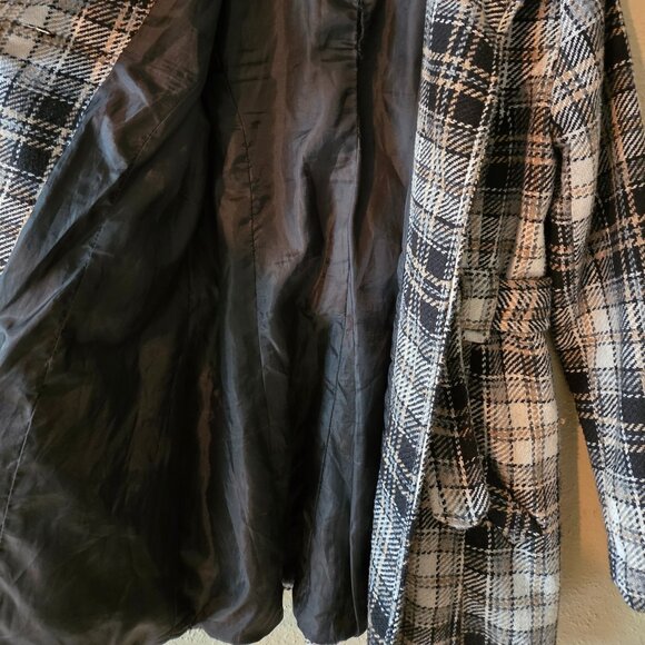 This is a fantastic vintage style coat of beige textured fabric. - Picture 7 of 8